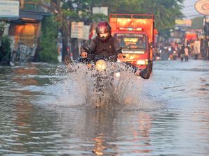 Catat! Ini Batas Aman Sepeda Motor Melewati Banjir