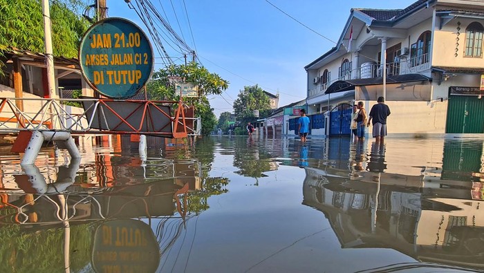 BANJIR PERUMAHAN CILEDUG INDAH Pengendara motor menerobos banjir yang merendam Jalan KH Hasyim Ashari dan Perumahan Ciledug Indah, Ciledug, Tangerang, Banten, Minggu (11/9/2022). Banjir setinggi 50cm hingga 100cm yang merendam perumahan tersebut terjadi akibat meluapnya kali angke karena intensitas hujan yang cukup tinggi. ANTARA FOTO/Muhammad Iqbal/YU