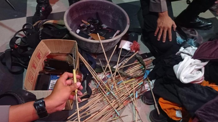 Barang bukti penggerebekan markas Batalyon 120 Makassar.