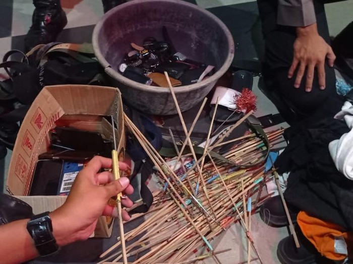 Barang bukti penggerebekan markas Batalyon 120 Makassar.