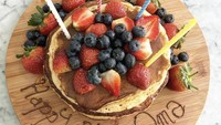 Kalau ini kreasi pancake BCL untuk ulang tahun sang ibu. Ia melengkapinya dengan potongan stroberi dan blueberry segar. Duh pasti segar ya?