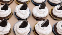 Baked these cookies and cream cupcakes earlier this morning for Noah’s class party, tulis BCL di keterangan foto. Wah, cupcake spesial ini ia buat khusus sang anak!