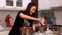Di video ini BCL terlihat sedang membuat red velvet cake untuk anak semata wayangnya, Noah Sinclair. Ia sudah terlihat piawai dalam mengaduk hingga mencetak adonan kue.