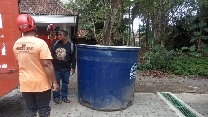 BPBD Sleman melakukan droping air bersih untuk warga yang terdampak penutupan Selokan Mataram, Minggu (11/9/2022).