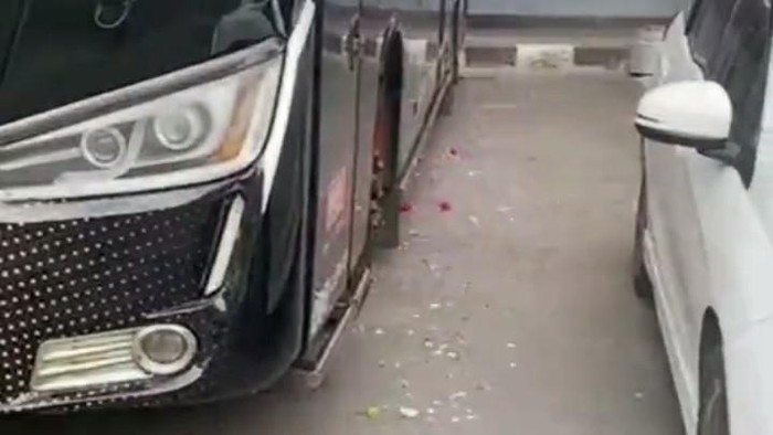 Bus milik Bekasi FC ditaburi bunga dan air kembang oleh orang tak dikenal saat tandang terparkir di Stadion Pati.
