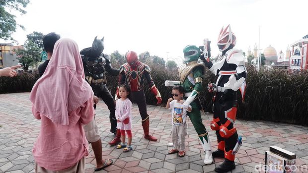 Cosplayer Superhero di Kota Sukabmi.