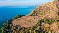 Wilayah yang berada di Kabupaten Timor Tengah Utara (TTU), Nusa Tenggara Timur ini menyimpan sebuah surga kecil yang indah, yaitu Pantai Tanjung Bastian.