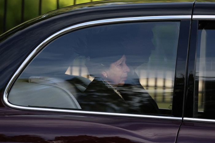 Ekspresi Putri Anne saat Dampingi Pemindahan Jenazah Ratu Elizabeth II The hearse carrying the coffin of Britain's Queen Elizabeth passes through the village of Ballater, near Balmoral, Scotland, Britain, September 11, 2022. REUTERS/Kai Pfaffenbach
