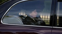Putri Anne saat dalam perjalanan mendampingi pemindahan peti mati Ratu Elizabeth dari Kastil Balmoral pada Minggu (11/9). Foto: REUTERS/KAI PFAFFENBACH