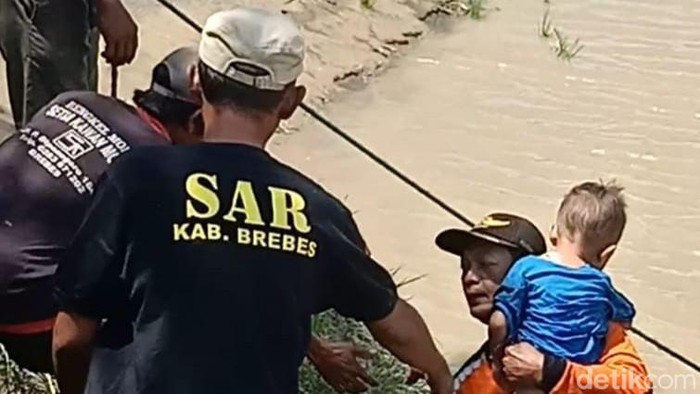 Evakuasi penumpang becak yang jatuh di sungai Pemali Brebes, Minggu (11/9/2022).
