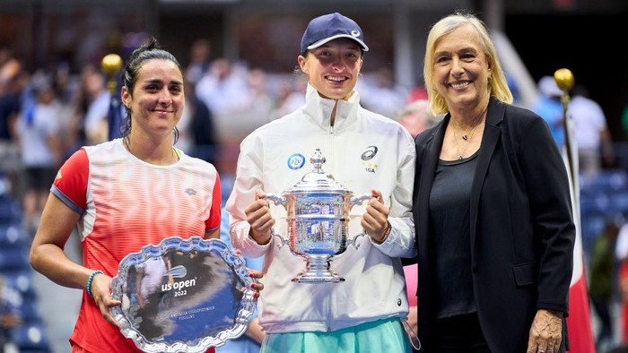 NEW YORK, NEW YORK - SEPTEMBER 10: Iga Swiatek of Poland and Ons Jabeur of Tunisia pose for a picture with Martina Navratilova and their trophies after their Women’s Singles Final match on Day Thirteen of the 2022 US Open at USTA Billie Jean King National Tennis Center on September 10, 2022 in the Flushing neighborhood of the Queens borough of New York City. (Photo by Diego Souto/Quality Sport Images/Getty Images)