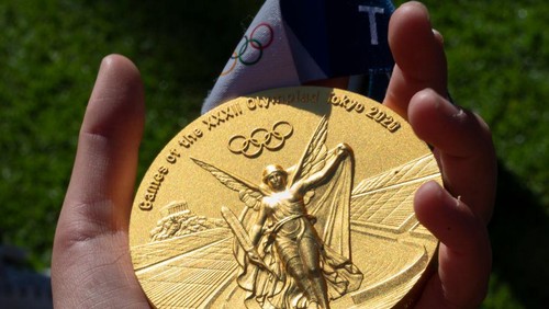 NEWPORT BEACH, CA - SEPTEMBER 12: Olympic gold medalist Melissa Seidemann lets local children hold her 2020 gold medal for womens water polo during a parade and tribute in Newport Beach on
Sunday, September 12, 2021.  (Photo by Mindy Schauer/Digital First Media/Orange County Register via Getty Images)