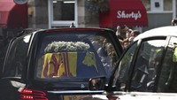 Peti mati yang telah ditutupi dengan bendera kerajaan Skotlandia itu akan berjalan dari Kastil Balmoral, melalui jalan berkelok-kelok melalui kota-kota kecil dan desa-desa ke Edinburgh.