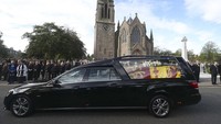 Ribuan orang telah berbaris di sepanjang jalan untuk memberikan penghormatan kepada Ratu Elizabeth II.
