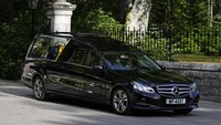Mobil yang berisi peti mati jenazah Ratu Inggris Elizabeth II meninggalkan Kastil Balmoral di Skotlandia, Minggu, 11 September 2022.