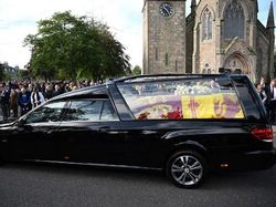 Momen Hening Warnai Perjalanan Jenazah Ratu Elizabeth ke Edinburgh