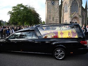Momen Hening Warnai Perjalanan Jenazah Ratu Elizabeth ke Edinburgh