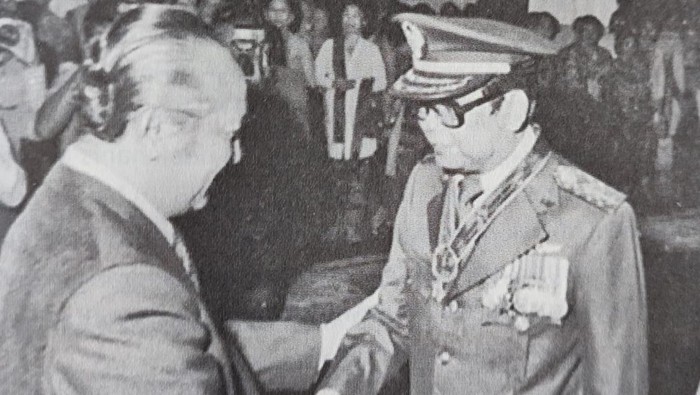 Presiden Soeharto usai melantik Jenderal R. Widodo sebagai KSAD di Istana Negara, 26 Januari 1978
