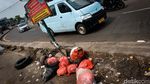 Jorok! Median Jalan Dewi Sartika Ciputat Jadi Tempat Buang Sampah
