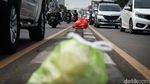 Jorok! Median Jalan Dewi Sartika Ciputat Jadi Tempat Buang Sampah