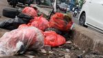 Jorok! Median Jalan Dewi Sartika Ciputat Jadi Tempat Buang Sampah
