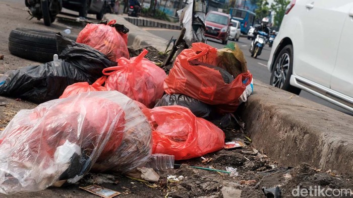Median Jalan Dewi Sartika Ciputat, Tangerang Selatan menjadi tempat warga membuang sampah sembarangan. Warga mengabaikan papan peringatan yang dipasang.
