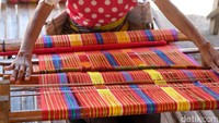 Masyarakat di sini umumnya menenun motif futus, sotis, dan buna. Adapun setiap motifnya memiliki kegunaan yang berbeda.
