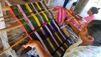 Dalam membuat tenun, Fidelishake mengatakan pihaknya turut didukung oleh bantuan pinjaman dari BRI. Kelompok tenun yang terbentuk tahun 2018 ini mengatakan awalnya mereka kesulitan modal untuk mengembangkan usaha tenun. Sejak saat itulah akhirnya mereka meminjam modal guna mengembangkan usaha mereka.