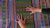 Nusa Tenggara Timur memang terkenal dengan ragam jenis kain tenunnya. Bahkan, setiap daerah di NTT memiliki ciri khas motif tenunnya masing-masing.