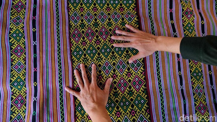 Kain Tenun Khas Wini Ini Harganya Bisa Jutaan Rupiah NTT terkenal dengan ragam jenis kain tenunnya. Di Kota Wini misalnya, daerah ini terkenal dengan motif futus, sotis, dan buna yang harganya bisa jutaan Rupiah.