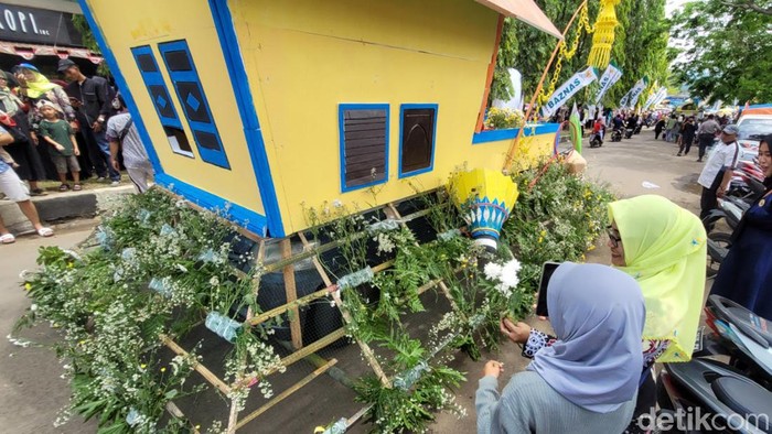 Karnaval kendaraan hias di Kabupaten Sukabumi.