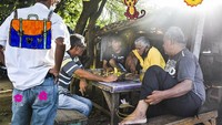 Setyo berujar, karya buku foto LAT juga terpilih untuk dipamerkan pada kegiatan photo book exhibition selama pameran berlangsung. Foto: Galang, Intan LAT
