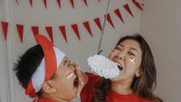 Saat 17 agustus kemarin, Kiky Saputri tak lupa merayakan hari kemerdekaan dengan ikut lomba makan kerupuk. Seru ya! Foto: Instagram @kikysaputrii
