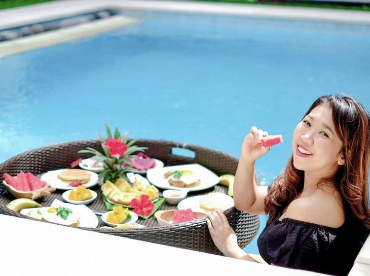 Keseruan Kiky Saputri Sarapan di Kolam Renang hingga Nongkrong di Kafe