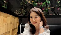 Kiky Saputri juga suka loh nongkrong di kafe-kafe. Di kafe ini, sepertinya Kiky Saputri pesan lemon tea ya? Foto: Instagram @kikysaputrii