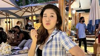 Wahh…komedian bernama asli Nurasly Saputri itu bergaya keren sambil memegang keripik nachos. Foto: Instagram @kikysaputrii