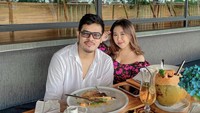 Bersama dengan temannya, Kiky Saputri terlihat menikmati makan siang di salah satu restoran Ubud. Ada minuman segar hingga kelapa di mejanya. Foto: Instagram @kikysaputrii
