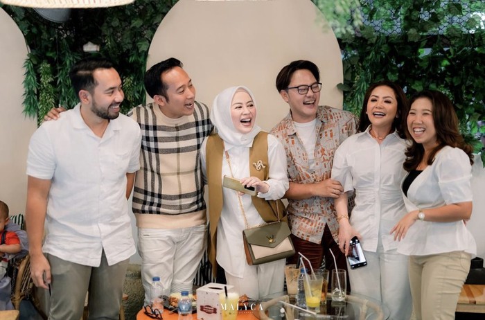 Keseruan Kiky Saputri Sarapan di Kolam Renang hingga Nongkrong di Kafe