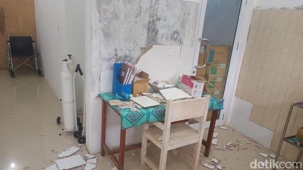 Kondisi Puskesmas yang rusak karena gempa Mentawai