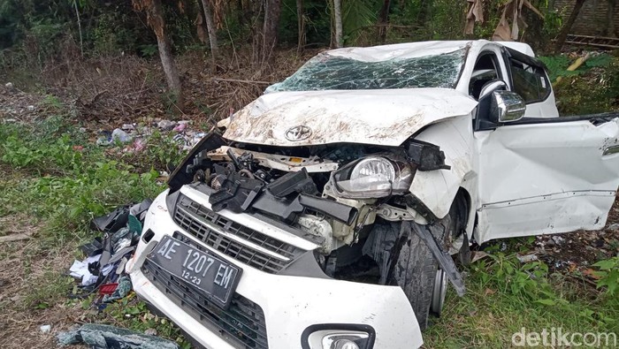 Kondisi Toyota Agya di Madiun usai ditabrak KA Brantas