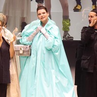Model senior Linda Evengelista akhirnya memberanikan diri lagi untuk eksis di dunia fashion setelah mengalami malapraktik yang tak hanya mengubah bentuk tubuh tapi juga menyebabkan depresi. Pemotretan Fendi untuk mempromosikan fashion show rumah mode Italia tersebut di New York City menjadi comeback perdananya. (Foto: Getty Images/Taylor Hill)
