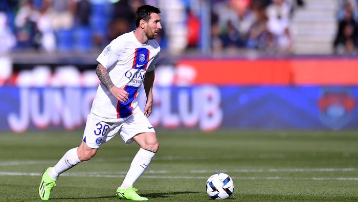 PARIS, FRANCE - SEPTEMBER 10: Leo Messi of Paris Saint-Germain runs with the ball during the Ligue 1 match between Paris Saint-Germain and Stade Brest at Parc des Princes on September 10, 2022 in Paris, France. (Photo by Aurelien Meunier - PSG/PSG via Getty Images)