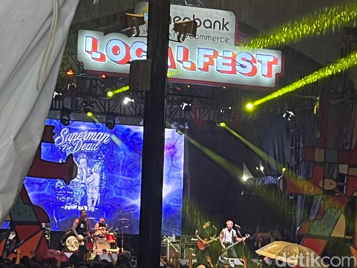 Localfest 2022 hari ke tiga diguyur hujan.