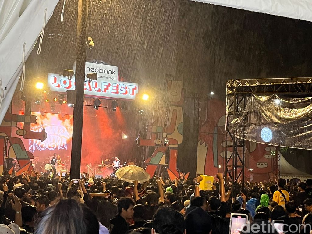 Localfest 2022 hari ke tiga diguyur hujan.