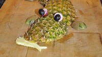 Hii seram…Ini bukan buaya sungguhan, tetapi buaya yang dibentuk dari potongan kulit nanas nih. Bahkan buaya dibuat seolah-olah sedang meraup mangsa. Foto: momooze.com