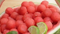 Terlihat segar ya? Buah semangka memang bisa dikreasikan dengan mudah. Salah satunya seperti ini yang mengubah daging buah semangka menjadi bulat, sementara kulitnya dibentuk seperti keranjang. Foto: momooze.com