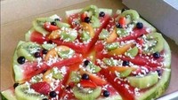 Ada lagi kreasi buah semangka yang unik. Buah semangka dibentuk seperti potongan pizza. Diatasnya pun ada buah-buah lain yang melengkapi sebagai topping. Foto: momooze.com