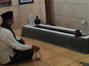 Siapa Sosok Mbah Kapiludin yang Makamnya Terletak di Gang Dolly