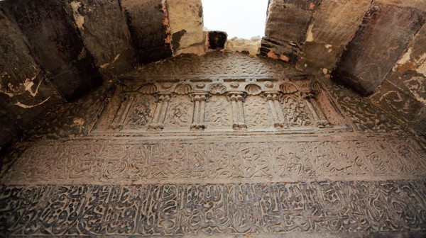 Terdapat dinding Masjid yang diukir dengan tulisan kaligrafi. Masjid ini dibangun pada tahun 1538 M ketika Mesir masih menjadi negara Ottoman.