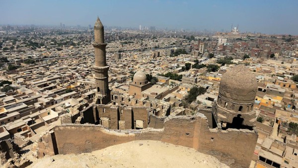 Pemandangan dari puncak gunung Mokattam Masjid Shaheen Al-Khilouti, Sabtu (10/9/2022). Masjid ini terletak di puncak lereng gunung Mokattam daerah Al-Abagiyah di lingkungan Khalifa di Kairo.